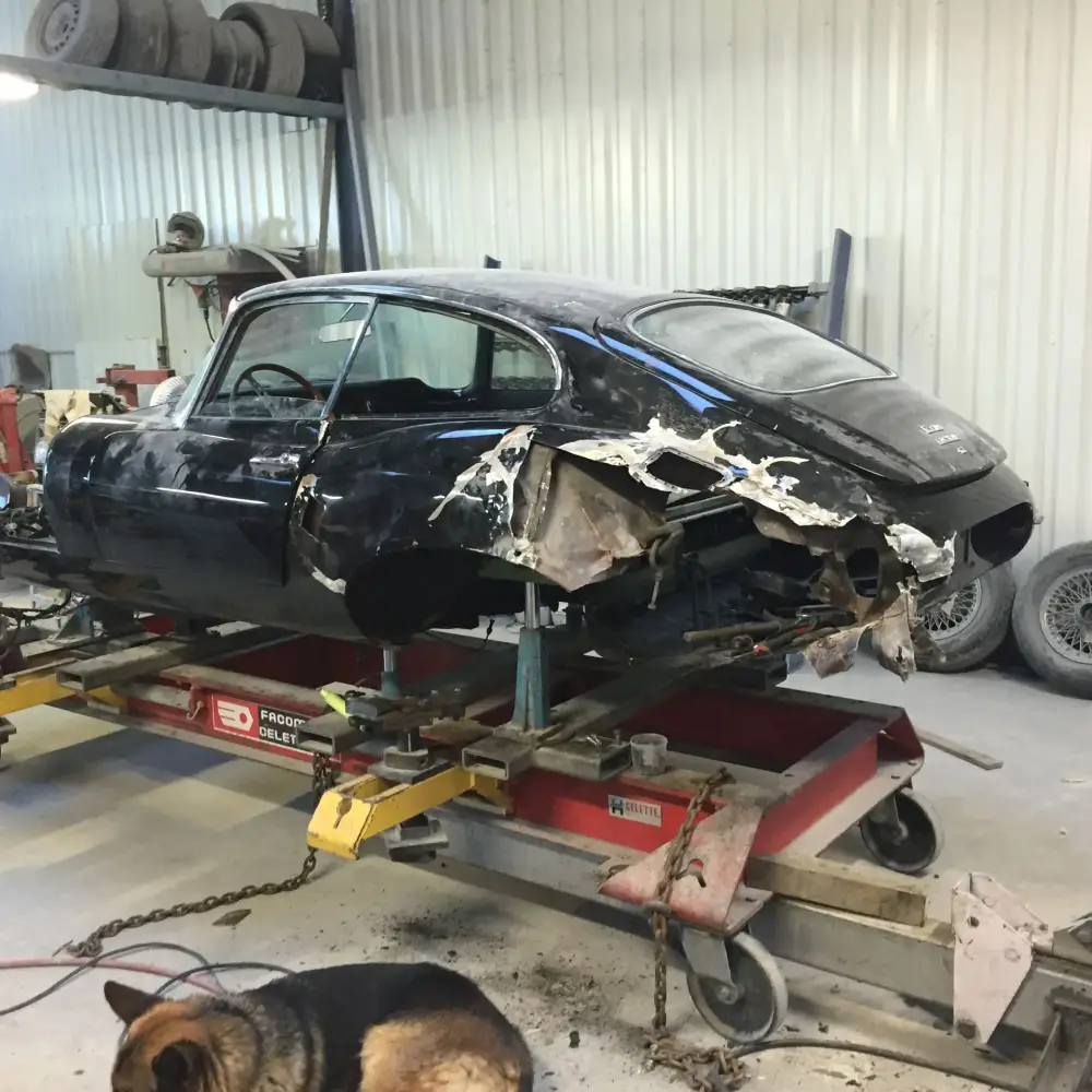 Carrosserie voiture accidentée près de Vayres